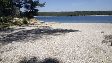Ligstoelen aan het strand