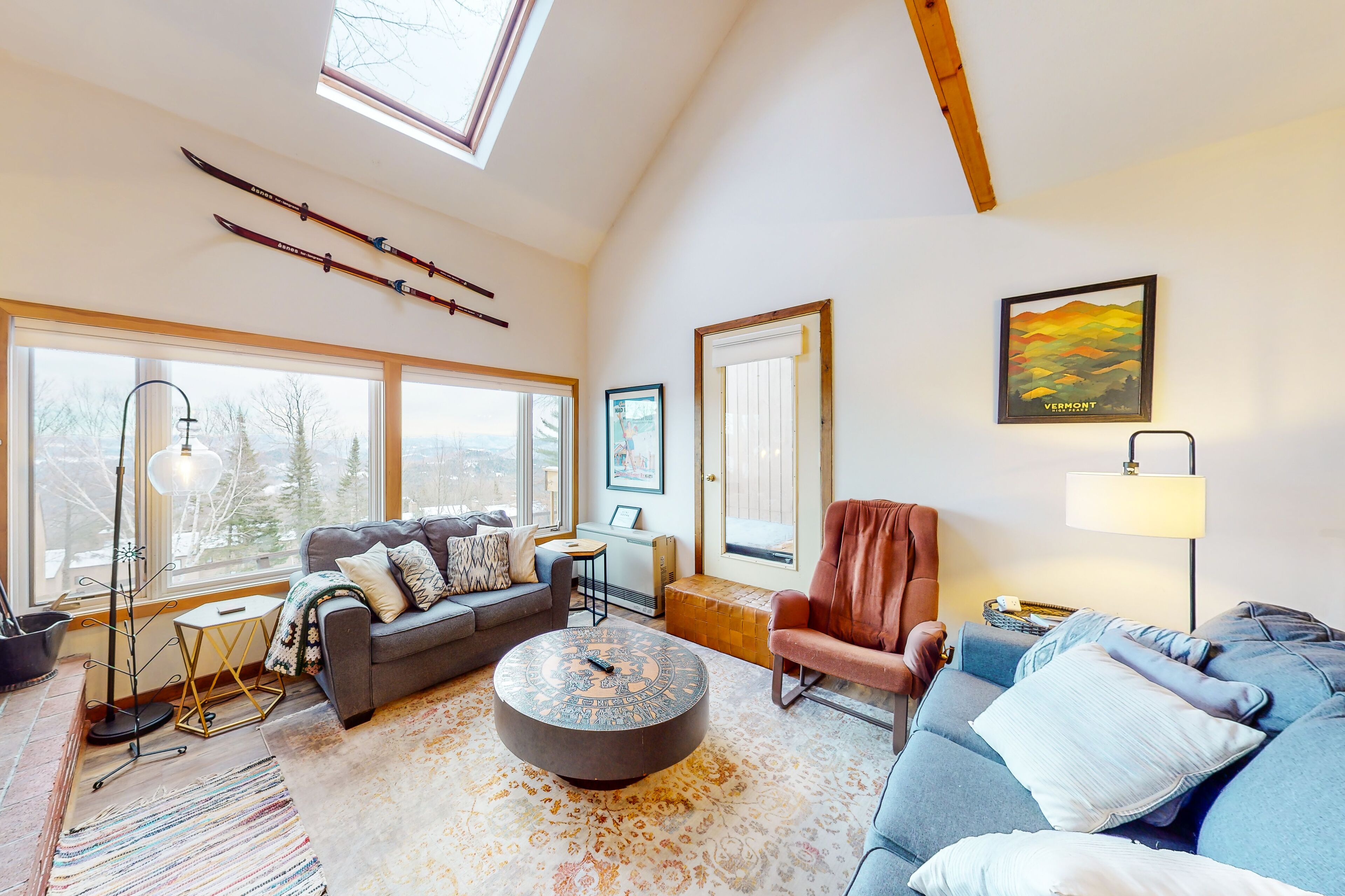 Televisor, llar de foc, reproductor de DVD i estèreo 