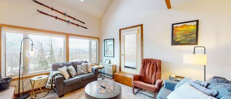 Televisor, llar de foc, reproductor de DVD i estèreo