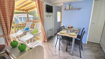Mobile Home, 2 Bedrooms (425) | In-room dining