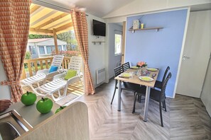 Mobile Home, 2 Bedrooms (425) | In-room dining - Ouilok - Domaine de Litteau Campsite (Litteau)