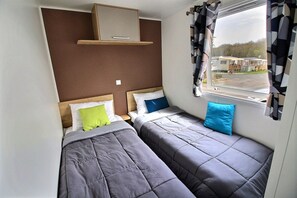 Mobile Home, 2 Bedrooms (425) | Individually decorated, individually furnished, cribs/infant beds - Ouilok - Domaine de Litteau Campsite (Litteau)