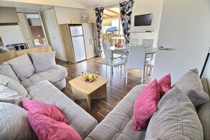 Mobile Home, 3 Bedrooms (278) | Living area