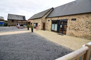 Courtyard - Ouilok - Domaine de Litteau Campsite (Litteau)