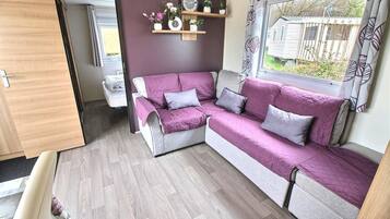 Mobile Home, 3 Bedrooms (201) | Living area | Flat-screen TV