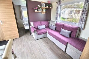 Mobile Home, 3 Bedrooms (201) | Living area | Flat-screen TV