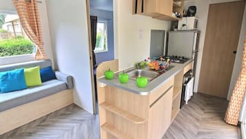 Casa rodante, 2 habitaciones (425) | Área de sala de estar | Televisión de pantalla plana