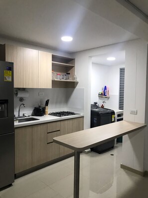 Microondas, cafetera y tetera y utensilios de cocina