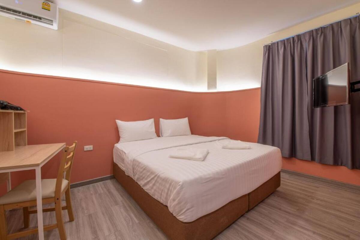 WiFi (free), bed sheets