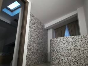 3 عدّة غرف نوم وخزنة داخل الغرفة ومكواة/لوح كي وواي فاي