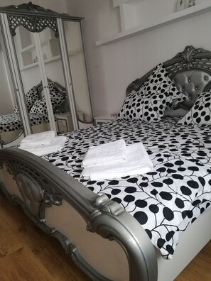 3 عدّة غرف نوم وخزنة داخل الغرفة ومكواة/لوح كي وواي فاي