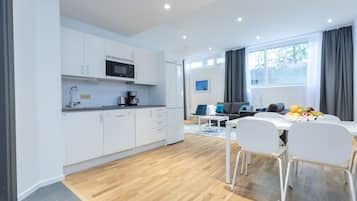 Appartement, 2 chambres (Basement) | Cuisine privée | Grand réfrigérateur, micro-ondes, plaque de cuisson, lave-vaisselle