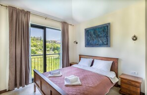 Individually decorated, individually furnished, desk, laptop workspace - Stone Nest Villas (Duraševici)