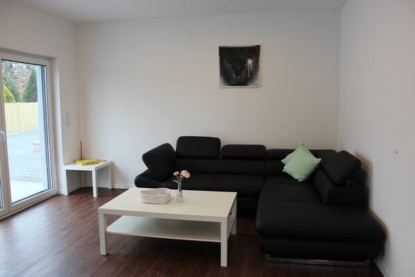 House, Multiple Beds, Non Smoking | Living room | Flat-screen TV