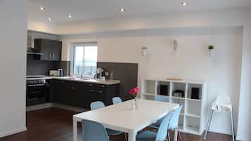 Ferienhaus, Mehrere Betten, Nichtraucher | Wohnbereich | Flachbildfernseher