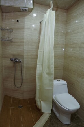 Appartement | Salle de bain | Douche, articles de toilette gratuits, sèche-cheveux, chaussons