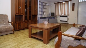 Desk, iron/ironing board, free WiFi, bed sheets - Hosthub - Apartment G.Sundukiani Street (Tbilisi)