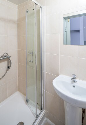 Standard-Doppelzimmer | Badezimmer | Dusche, Handtücher