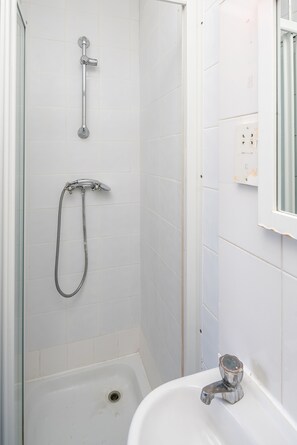 Shower, towels - OYO Kings Hotel (London)