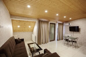 Apartment | Desk, iron/ironing board, free WiFi, bed sheets