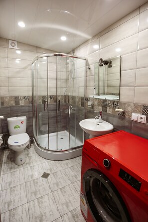 Apartment | Bathroom | Shower, free toiletries, hair dryer, slippers