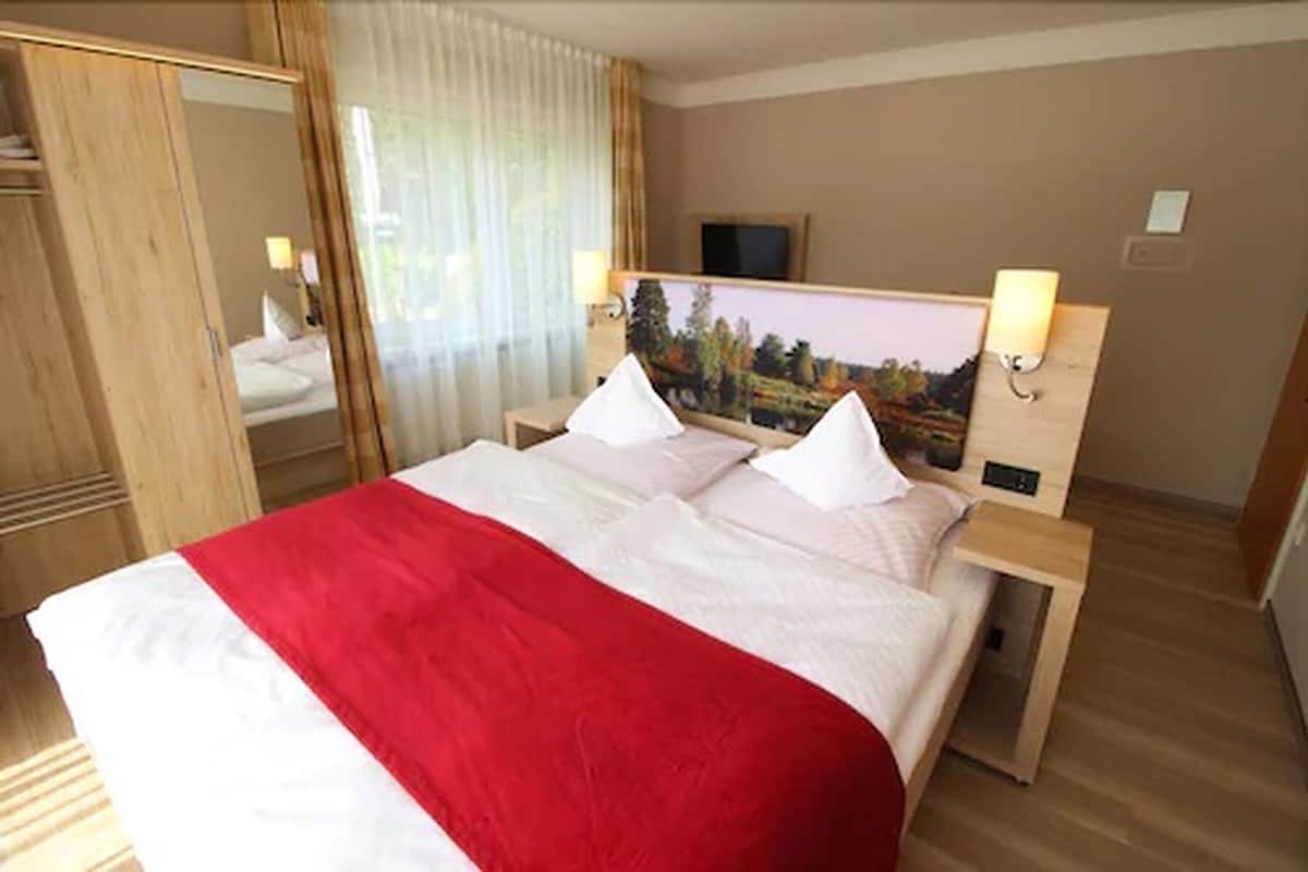 Een kluis op de kamer, een bureau, verduisterende gordijnen