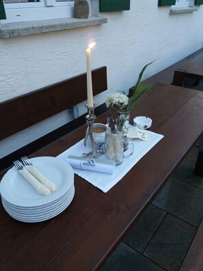Lunch and dinner served, Regional cuisine