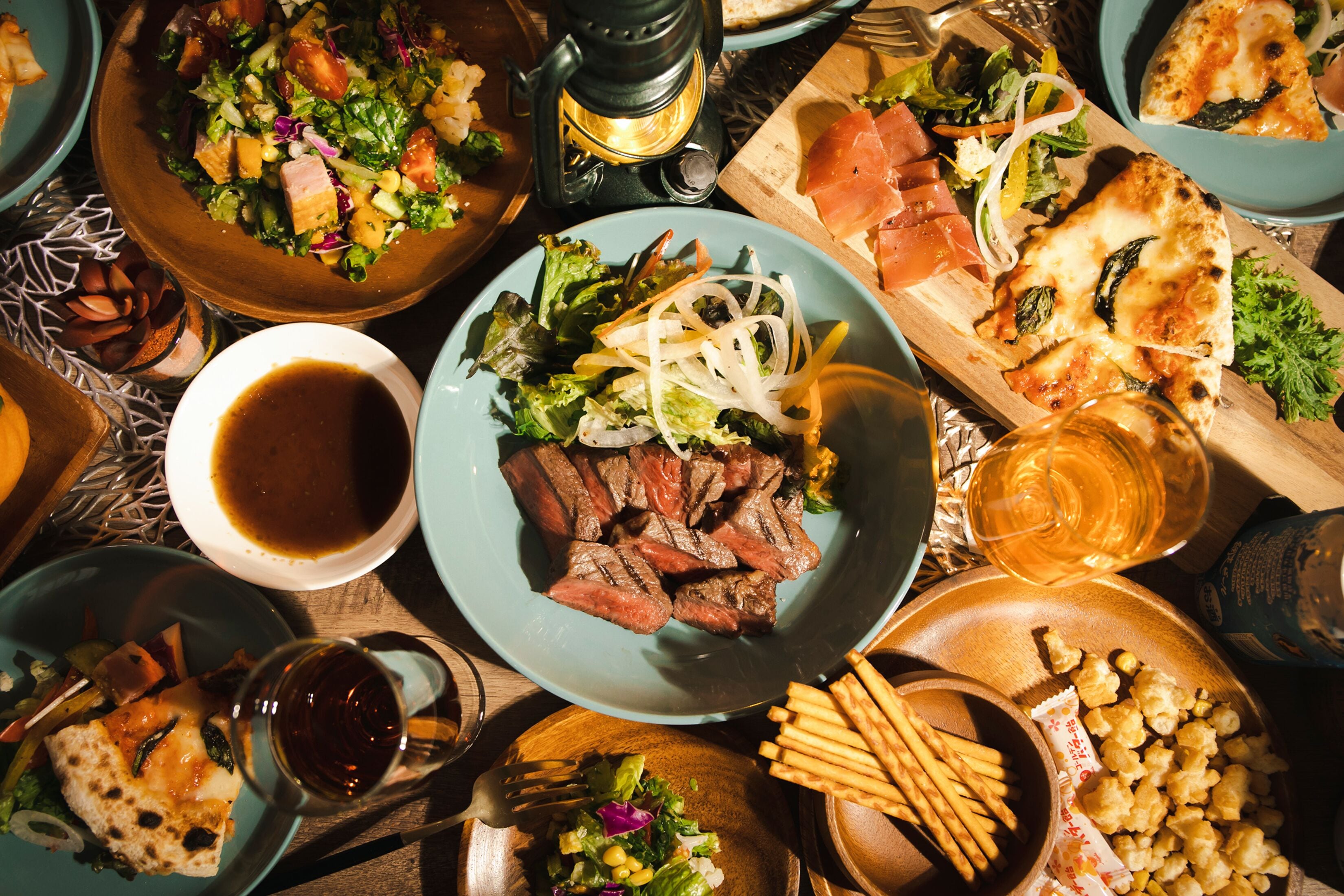 Una scrivania, Wi-Fi gratuito, lenzuola