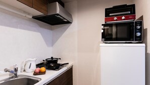 Una cocina moderna con un fregadero, estufa y microondas.