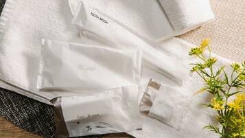 Baignoire et douche séparées, articles de toilette gratuits