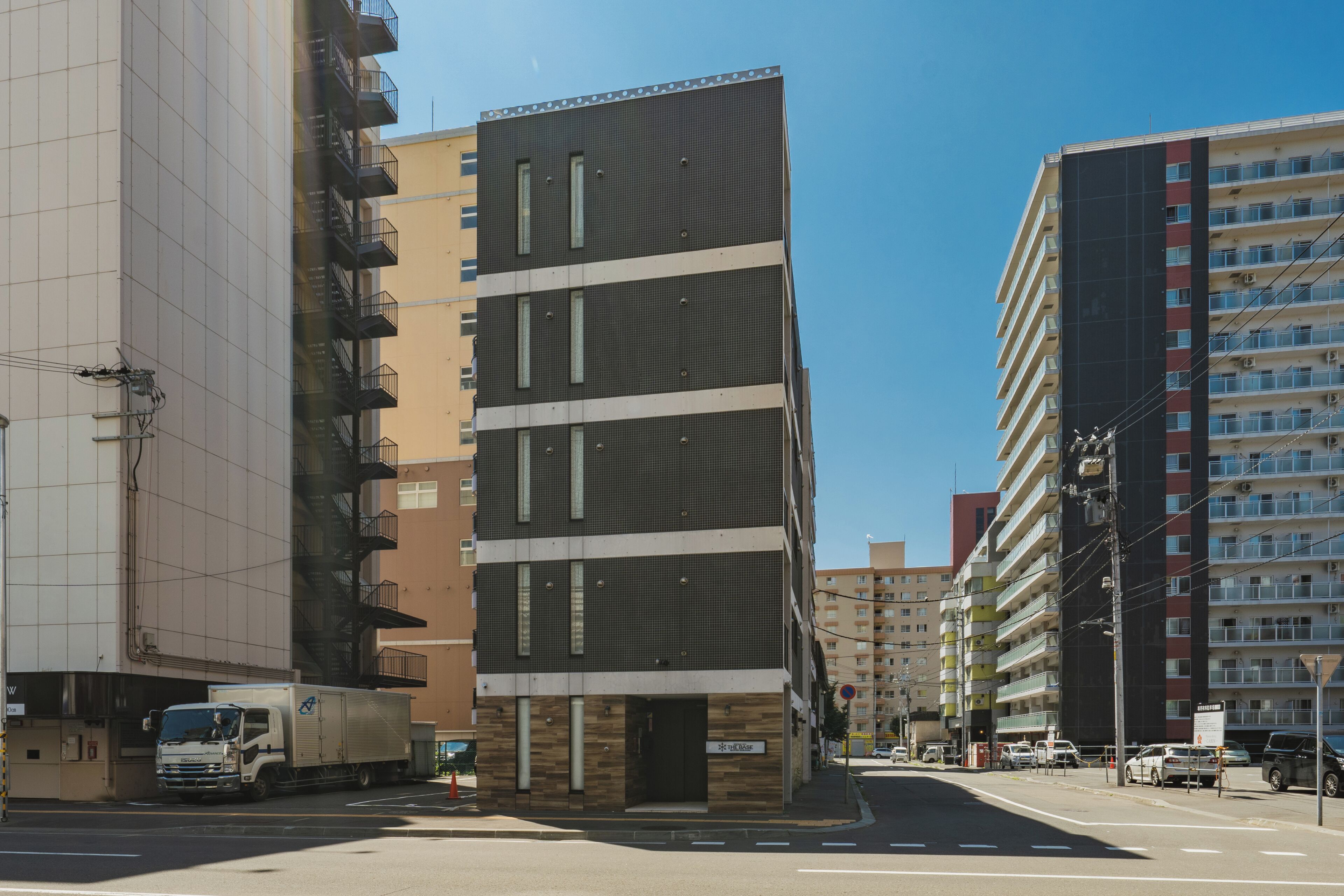 Un immeuble à plusieurs étages, doté d’une architecture moderne, et dont la façade présente un mélange de balcons et de fenêtres.
