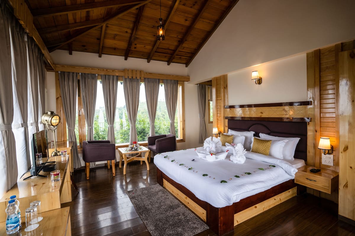 The Ebony Chalet | Premium bedding, in-room safe, iron/ironing board, rollaway beds