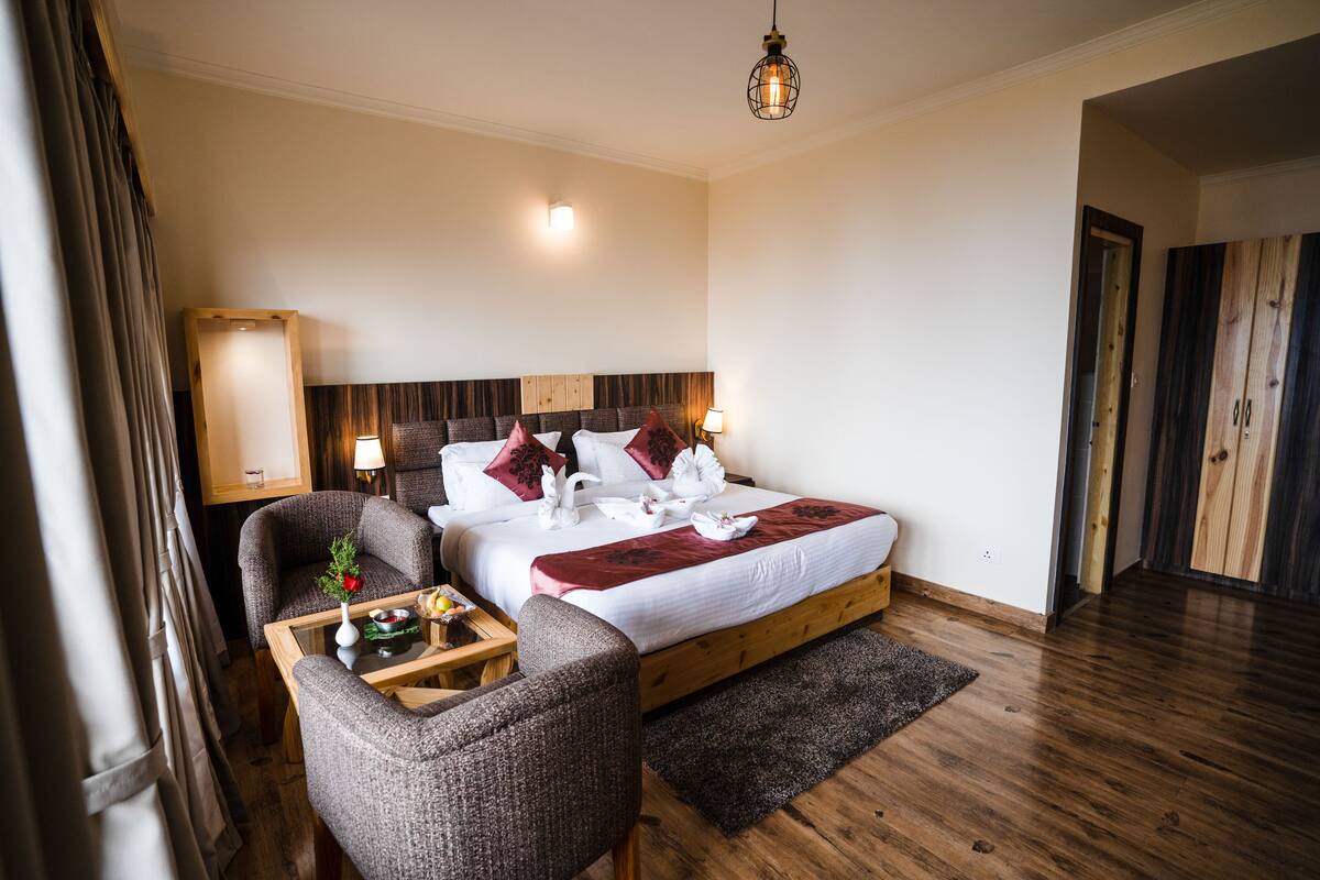 The Balsa Chalet | Premium bedding, in-room safe, iron/ironing board, rollaway beds