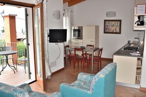 Apartment, 2 Schlafzimmer | Wohnbereich | Flachbildfernseher