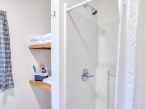 Een douche, handdoeken