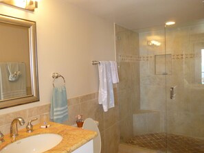 Douche, sèche-cheveux, serviettes fournies