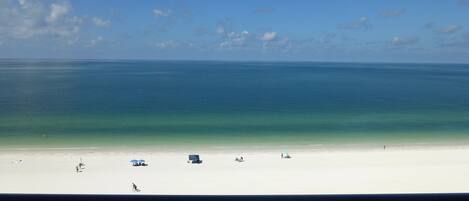 På stranden, solsenger og strandhåndklær