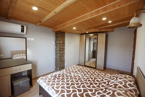 Apartment | Desk, iron/ironing board, free WiFi