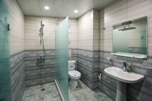Apartment | Bathroom | Shower, free toiletries, hair dryer, slippers