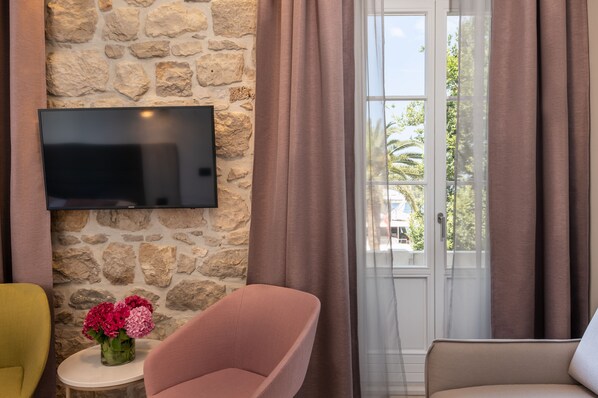 Deluxe Double Room, 1 Queen Bed, Non Smoking, Sea View | Hypo-allergenic bedding, in-room safe, desk, soundproofing - Boutique B&B Villa Faggioni (Konavle)