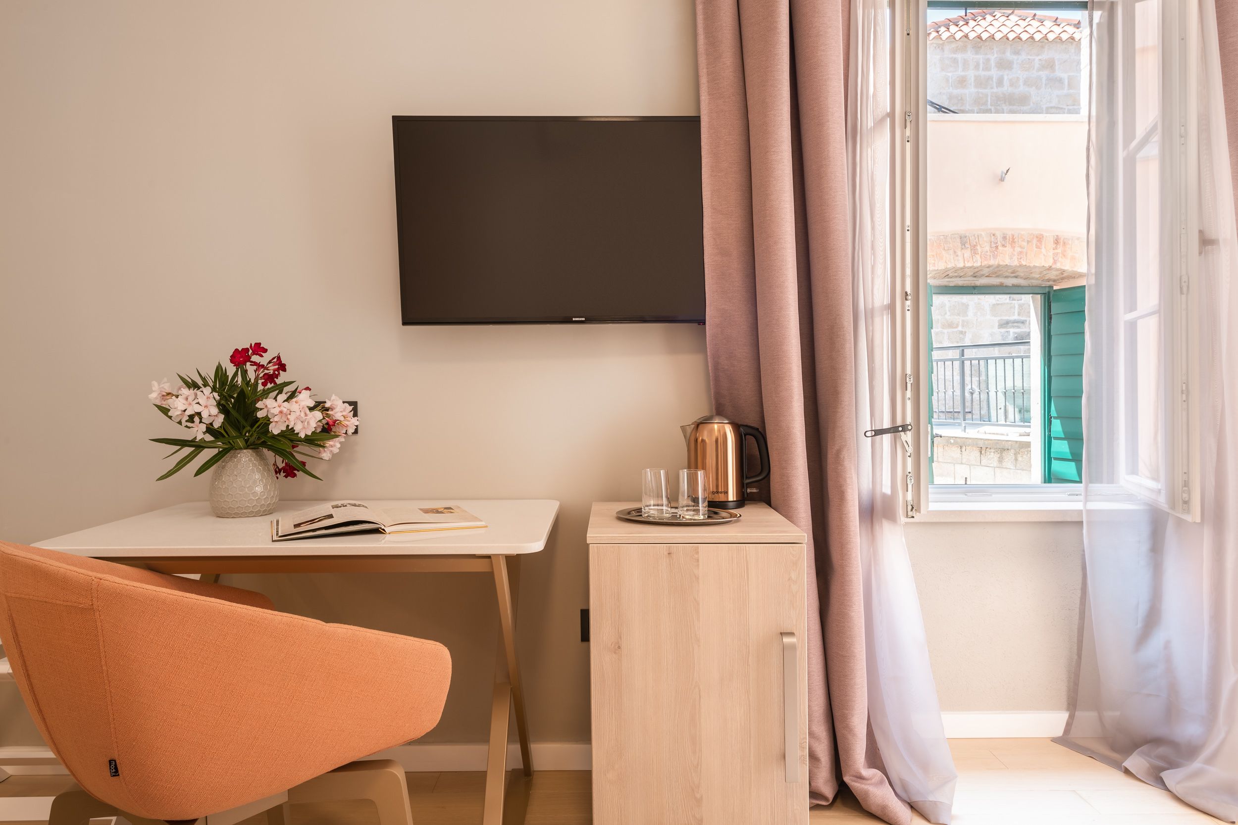 Dobbeltrom – comfort, 1 queensize-seng, ikke-røyk, bakgårdsutsikt | Utsikt mot gårdsplass