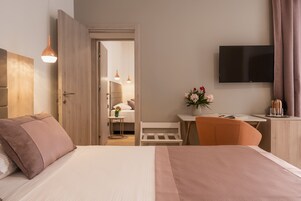 Quarto casal conforto, 1 cama Queen, para não fumantes, vista para o pátio | Roupas de cama antialérgicas, cofres nos quartos, escrivaninha