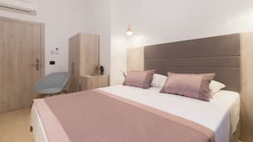 Un dormitorio moderno con una cama grande, una mesita de noche, un armario y una lámpara colgante.