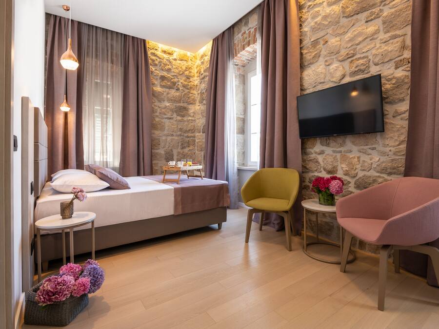 Deluxe Double Room, 1 Queen Bed, Non Smoking, Sea View | Hypo-allergenic bedding, in-room safe, desk, soundproofing