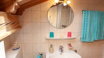 City-Apartment, Bergblick | Badezimmer | Dusche, Haartrockner, Handtücher