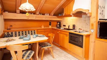 City-Apartment, Bergblick | Essbereich im Zimmer