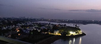 Fantastisk Lake View Sky Condo | Luksus 3 værelses lejlighed i byen