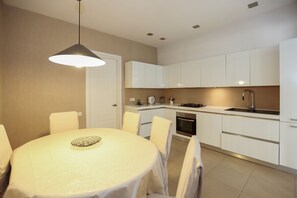 Appartement | Cuisine privée | Grand réfrigérateur, plaque de cuisson, bouilloire électrique