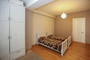 Apartment | 2 bedrooms, desk, iron/ironing board, free WiFi