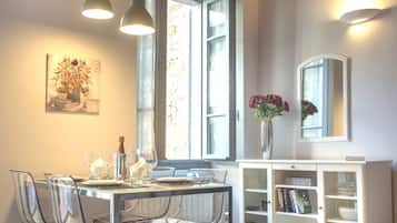 Leilighet – deluxe, byutsikt | Oppholdsområde | Flatskjerm-TV